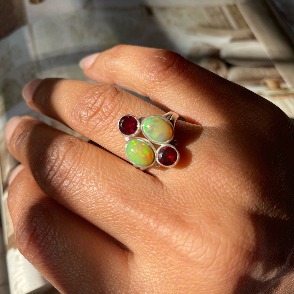 Stunning 925 Sterling silver ring with fire Opal and garnet Size: adjustable
